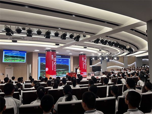 追光而行，照亮青春！鹿城区“追光”思政课报告团走进南浦实验中学